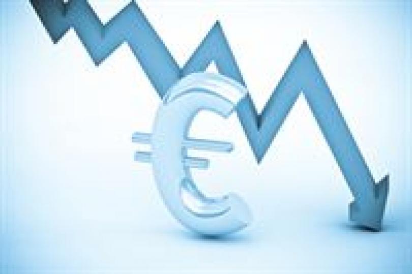 اليورو بتجه لكسر نطاقه العرضي هبوطًا